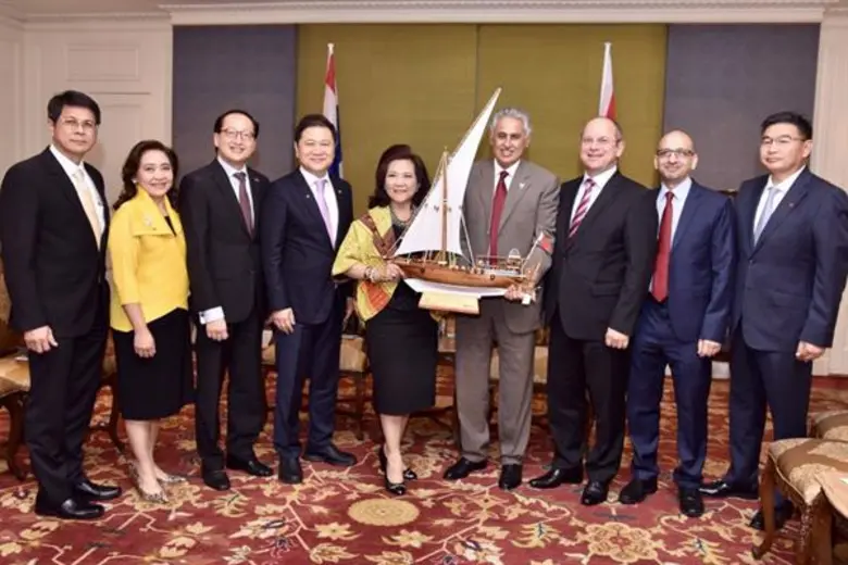 นางอุษณีย์ แสงสิงแก้ว (ที่ 5 จากซ้าย) รัก...