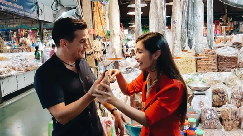 ทีวีไกด์: รายการ "หลงรักยิ้ม" ฝรั่ง “แดเนียล เฟรเซอร์” ดี๊ด๊าสุด ควงดาราสาว “จ๊ะจ๋า พริมรตา” เที่ยวภาคกลาง สมุทรสาคร