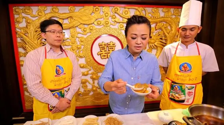 ทีวีไกด์: รายการ “ตลาดสดพระราม ๔” “เจนนิเฟอร์ คิ้ม” สลัดไมค์เข้าครัว ล้วงสูตรอาหารเหลาย่านเยาวราช