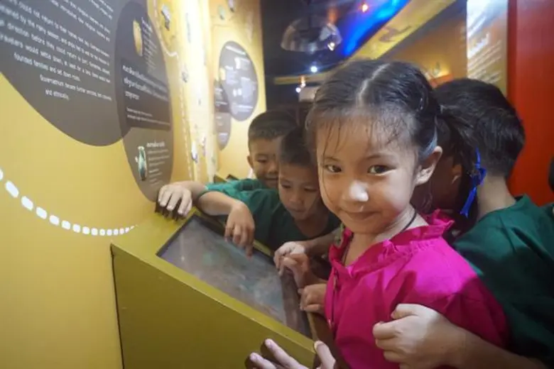 เยาวชน ยิ้มร่า “เรียนวิชาสังคมไม่มีเบื่อ” ไปกับ “มิวเซียมติดล้อ” ด้านครูประถม แนะ เที่ยวพิพิธภัณฑ์ ช่วยให้เด็กเรียนเข้าใจง่ายกว่าเดิม