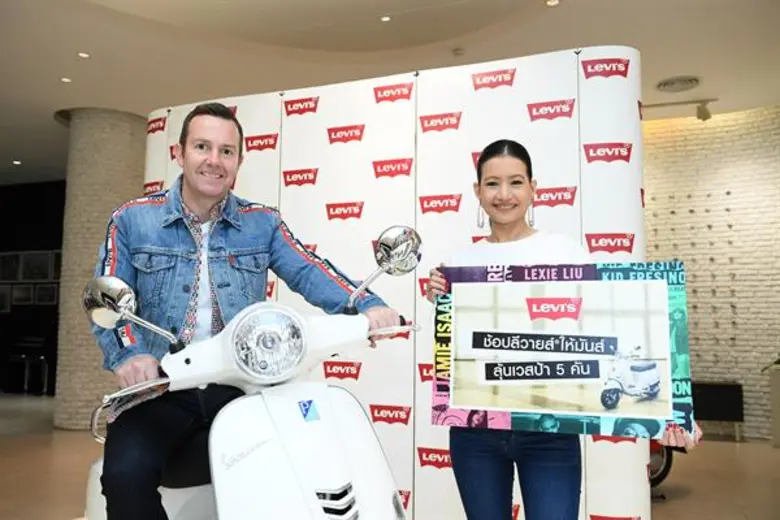 มิสเตอร์ ปีเตอร์ ฮอร์นบี (ซ้าย) รองประธาน...