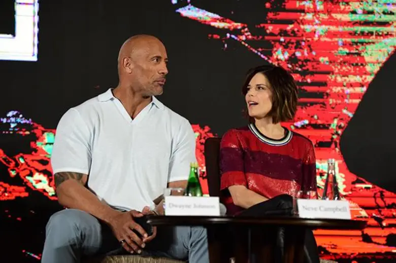 ดเวย์น จอห์นสัน หรือ เดอะ ร็อค พร้อมด้วย ...