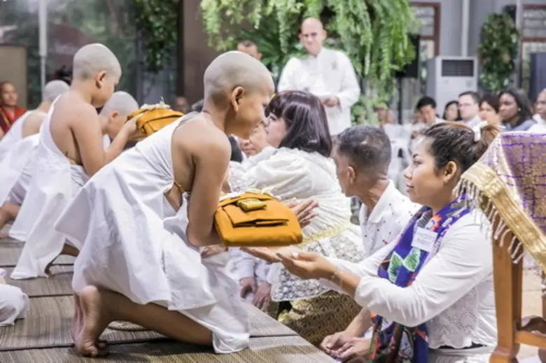 12 สามเณรปลูกปัญญาธรรม นานาชาติ น้อมใจเข้าสู่ร่มกาสาวพัสตร์