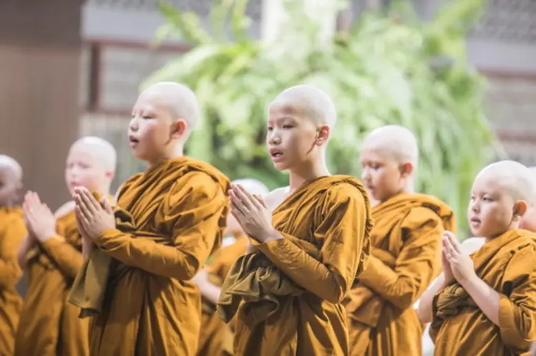 12 สามเณรปลูกปัญญาธรรม นานาชาติ น้อมใจเข้าสู่ร่มกาสาวพัสตร์