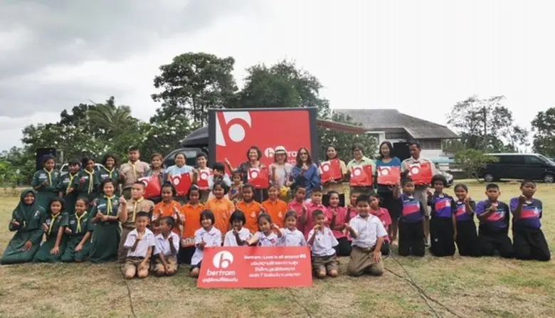 คุณสุวรรณา เอี่ยมพิกุล (แถวยืนที่ 6 จากขว...