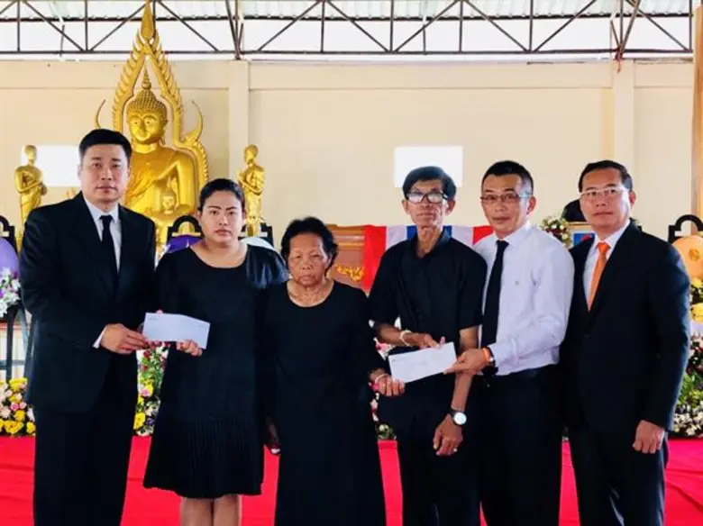 นายอดิศร อชรางกูร (ซ้ายสุด) รองประธานอาวุ...