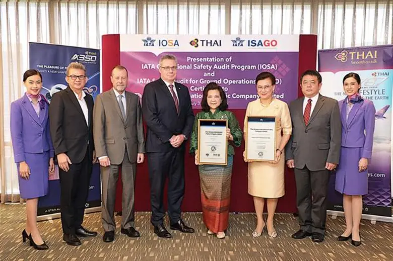 นางอุษณีย์ แสงสิงแก้ว (ที่ 5 จากซ้าย) รัก...