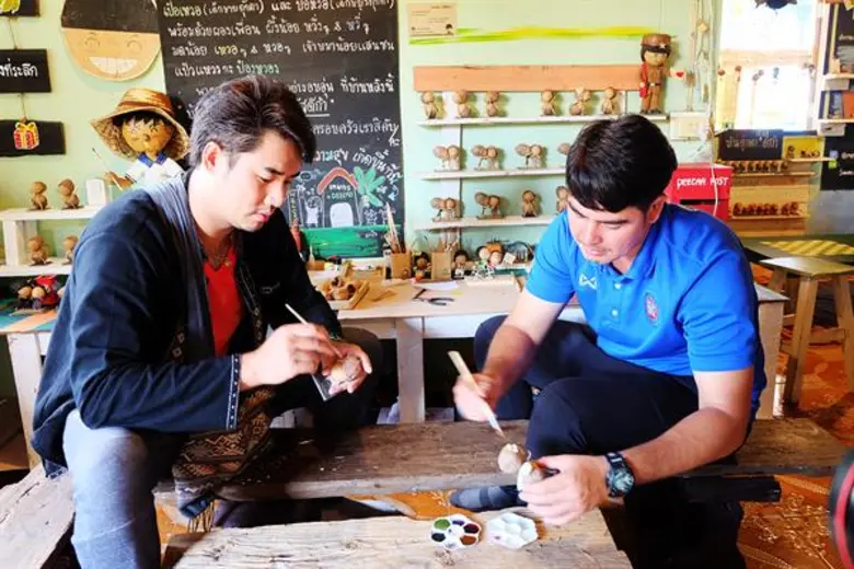 ทีวีไกด์: รายการ "สมุดโคจร On The Way"  จ๊อบ นิธิ - ป๊อก โฆษวิส พาหลงเสน่ห์ ”น่าน” เมืองน่ารักษ์ ในรายการสมุดโคจร On The Way