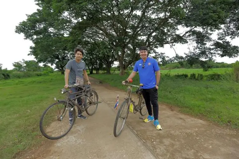 ทีวีไกด์: รายการ "สมุดโคจร On The Way"  จ๊อบ นิธิ - ป๊อก โฆษวิส พาหลงเสน่ห์ ”น่าน” เมืองน่ารักษ์ ในรายการสมุดโคจร On The Way