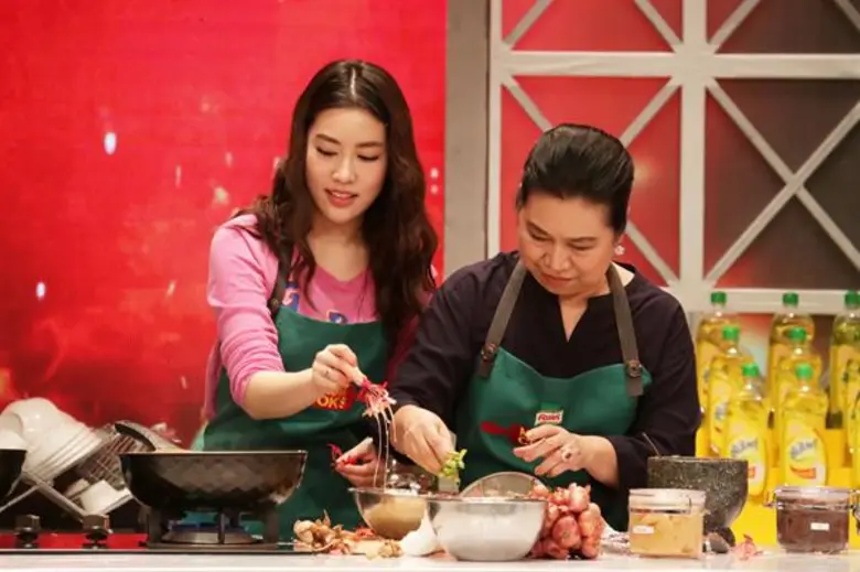 ทีวีไกด์: รายการ “My Mom Cooks เชฟไม่ทิ้งแถว” “ท็อป ดารณีนุช” จัดหนักวัตถุดิบสุดครีเอท วัดเลเวลฝีมือ!  “กวาง ab normal” ปะทะเดือด “แปม ศิรภัสรา” พร้อม 2 คุณแม่! ใน “My Mom Cooks”