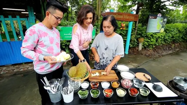 ทีวีไกด์: รายการ “ครัวลั่นทุ่ง” ใครจะเชื่อ “แอน สิเรียม” ปีน “ต้นทุเรียน”  ก่อนโชว์ฝีมือปลายจวักปรุงเมนู “แกงคั่วทุเรียน”