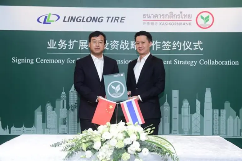 นายพัชร สมะลาภา (ขวา) กรรมการผู้จัดการ ธน...