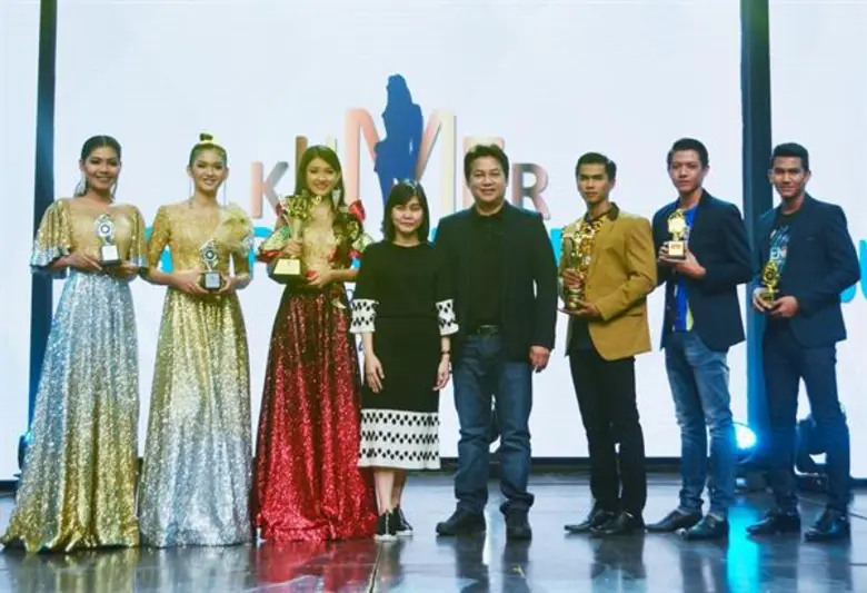 สลิลาพร กองทองมณีโรจน์ และ ณฐภัทร สุวรรณโ...