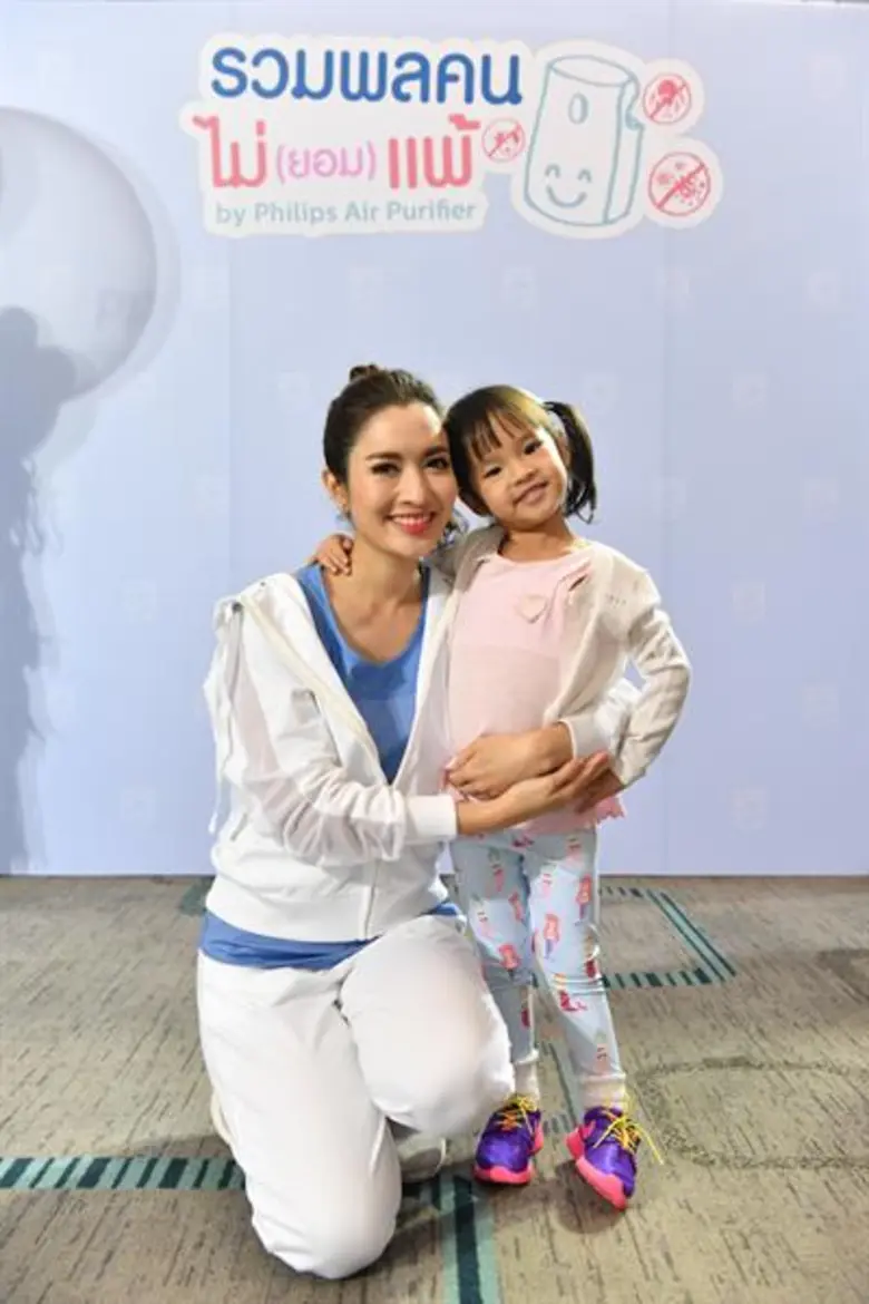 แอฟ-ทักษอร จูงมือน้องปีใหม่ โชว์ความสตรองเวิร์คช็อปโยคะแบบ Holistic ในงาน “รวมพลคนไม่ (ยอม) แพ้ บาย Philips Air Purifier”
