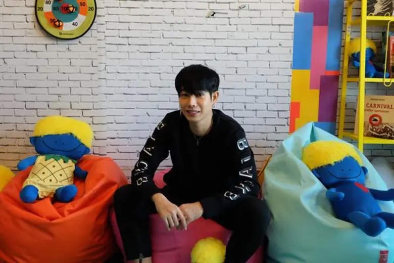 จัดหนักพูลปาร์ตี้ “เป๊ก-เบล-เนม” ถอดเสื้อกระโดดน้ำ เลี้ยงอำลาปิดบ้าน  ในรายการ "Palit's World (ผลิตเวิร์ล)" 13ก.ค นี้