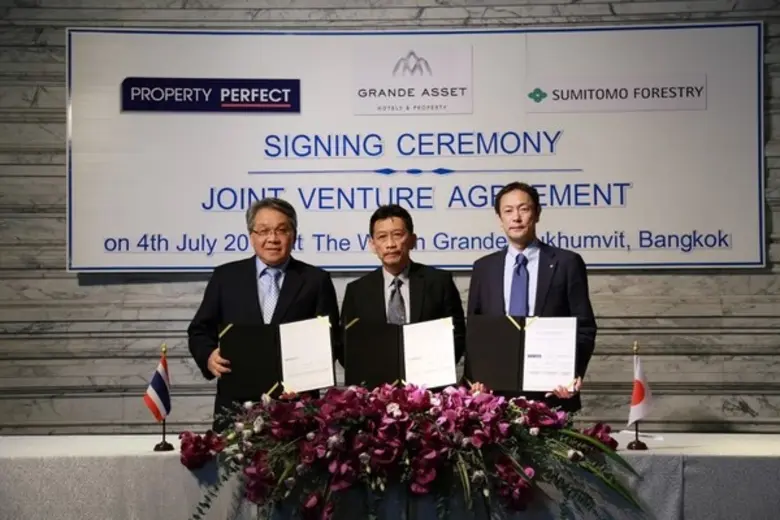 ชายนิด อรรถญาณสกุล (กลาง) ประธานเจ้าหน้าท...