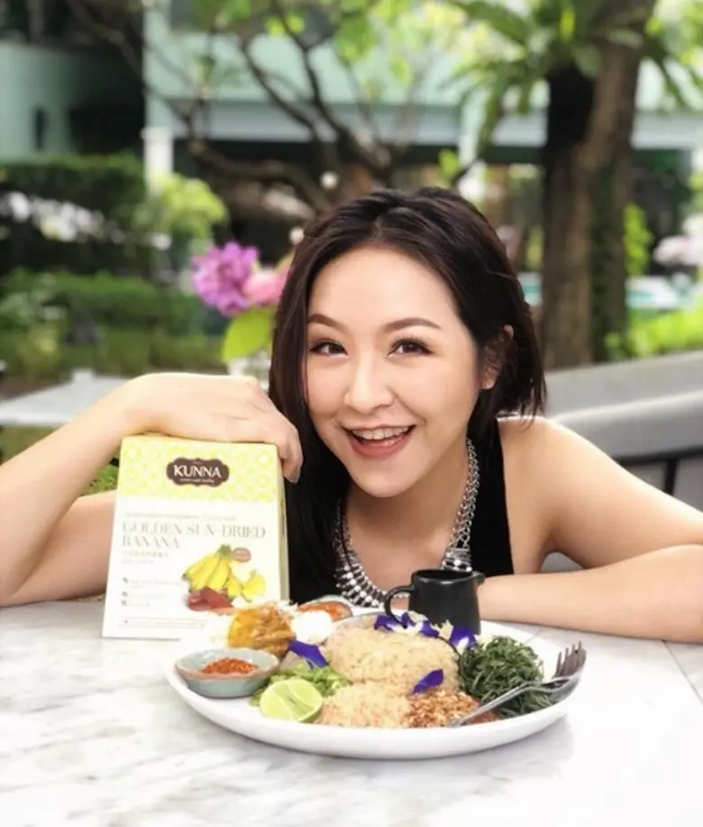 ทั้งสวยและเก่ง! ทำความรู้จักกับเซเลบริตี้นักธุรกิจสาวสวย 'ณชา จึงกานต์กุล’ เจ้าของธุรกิจผลไม้แปรรูปชื่อดังแบรนด์ 'คันนา’ ร่วมเผยเคล็ดลับทำธุรกิจกับชาวจีนให้ประสบความสำเร็จ พร้อมเทคนิคการดูแลตนเอง