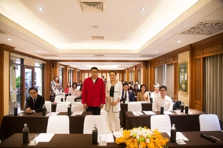 ทั้งสวยและเก่ง! ทำความรู้จักกับเซเลบริตี้นักธุรกิจสาวสวย 'ณชา จึงกานต์กุล’ เจ้าของธุรกิจผลไม้แปรรูปชื่อดังแบรนด์ 'คันนา’ ร่วมเผยเคล็ดลับทำธุรกิจกับชาวจีนให้ประสบความสำเร็จ พร้อมเทคนิคการดูแลตนเอง