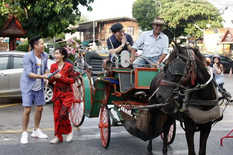 ทีวีไกด์: รายการ “ตลาดเด็ดประเทศไทย”  “ก้อง ปิยะ” ควงคู่ “ผัดไท” พักฟื้นปอด สัมผัสกลิ่นไอธรรมชาติ ณ จังหวัดลำปาง ใน “ตลาดเด็ดประเทศไทย”