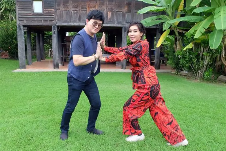 ทีวีไกด์: รายการ “ตลาดเด็ดประเทศไทย”  “ก้อง ปิยะ” ควงคู่ “ผัดไท” พักฟื้นปอด สัมผัสกลิ่นไอธรรมชาติ ณ จังหวัดลำปาง ใน “ตลาดเด็ดประเทศไทย”