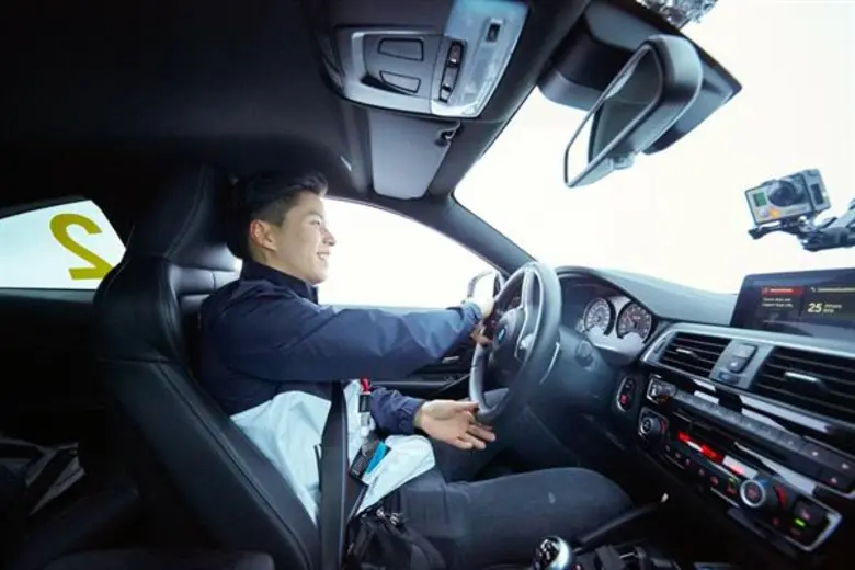 'ดีเจ.แบม-ปีติภัทร’ ตัวแทน 'GET 102.5’ กับทริปในฝัน ดริฟต์รถบนทะเลสาบน้ำแข็ง