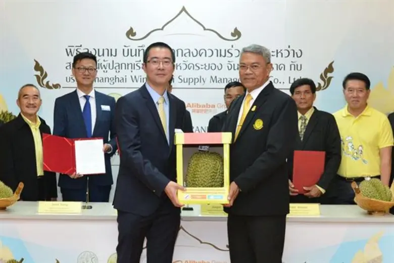 ดร. วิวัฒน์ ศัลยกำธร (ขวา) รัฐมนตรีช่วยว่...