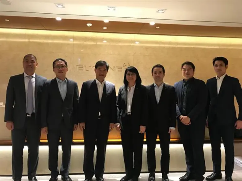 คุณนลินี งามเศรษฐมาศ (กลาง) ประธานเจ้าหน้...