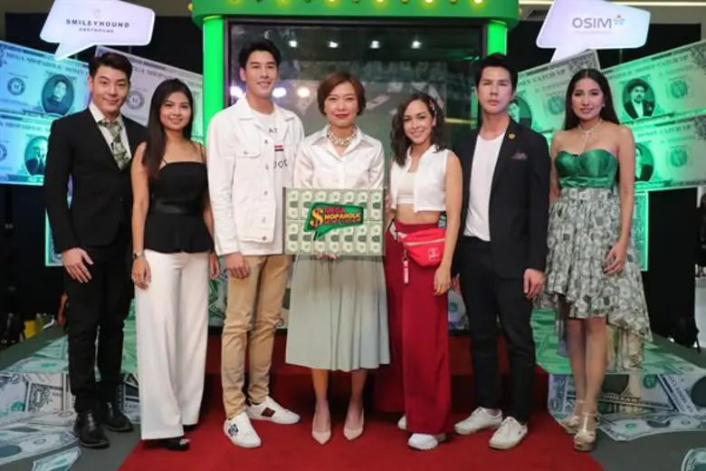 สิรินฉัตร แสงศรี (กลาง) ผู้อำนวยการฝ่ายกา...