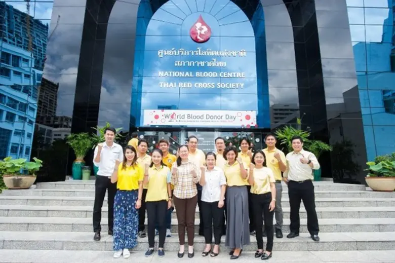 วราวรรณ เวชชสัสถ์ (แถวหน้าที่ 6 จากขวา) ร...