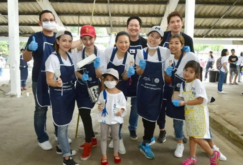 การทำกิจกรรมสร้างสรรค์ร่วมกันในวันหยุด เป...