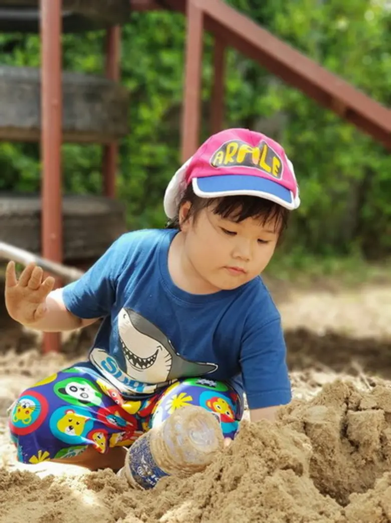 พ่อแม่ปลื้ม กิจกรรม “เปลี่ยนโรงหมูเป็นโรงเรียนรู้” โดยอลิอันซ์ อยุธยา ปลูกจิตอาสาให้เด็กรู้จักการให้และช่วยเหลือผู้อื่น พร้อมเป็นคนดีของสังคม