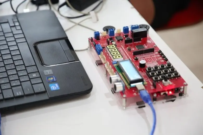 ก้าวแรกของการเป็นนักประดิษฐ์! วิศวะ ม.ศรีปทุม สอนน้องเรียนรู้ ระบบสมองกลหุ่นยนต์อัจฉริยะ ครั้งที่ 2