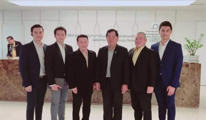 นายศิวนัส ยามดี (ขวาสุด) ผู้ก่อตั้ง บริษั...