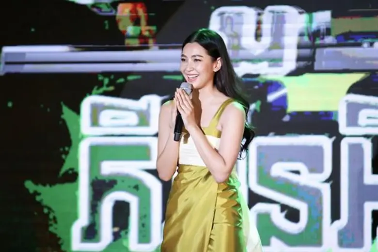 “เบลล่า” ฮอตไม่มีที่สิ้นสุด! “แฟนกัมพูชา” รุมรักล้นงานแฟนมีท in พนมเปญ