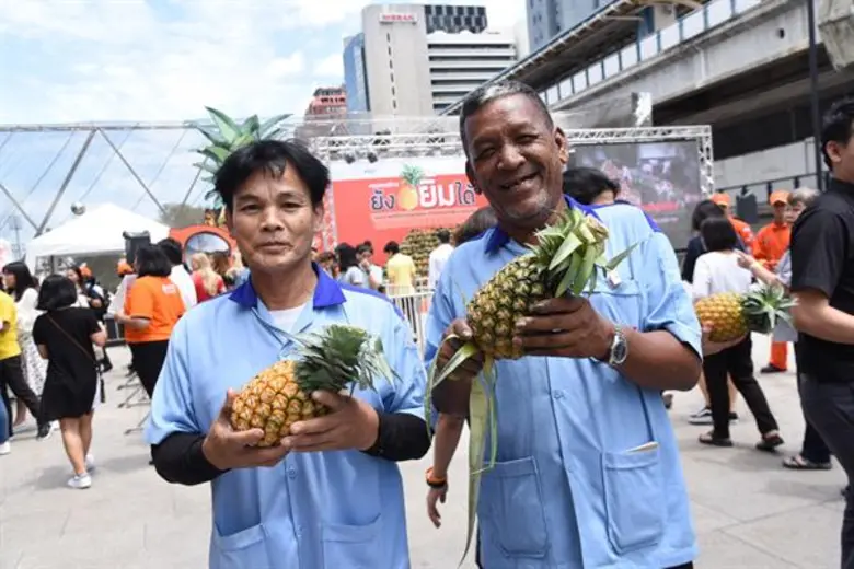 “ธนชาต” จับมือ “เอ็มบีเคเซ็นเตอร์-ปทุมวันปริ๊นเซส” จัดงาน “เกษตรกรไทย ยังยิ้มได้” แจกฟรี ! สับปะรด 16,000 โล