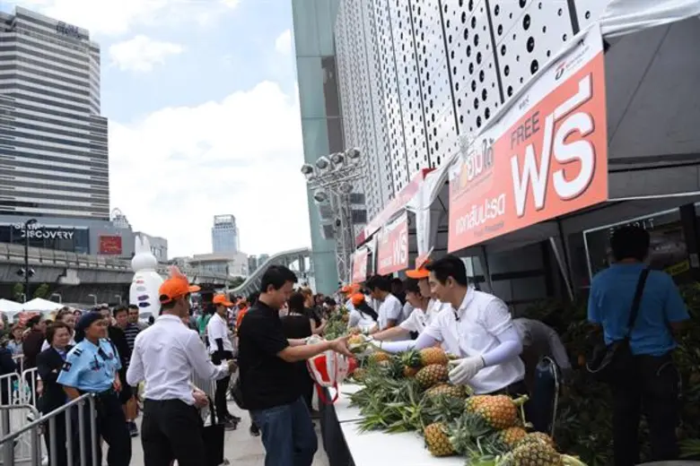 “ธนชาต” จับมือ “เอ็มบีเคเซ็นเตอร์-ปทุมวันปริ๊นเซส” จัดงาน “เกษตรกรไทย ยังยิ้มได้” แจกฟรี ! สับปะรด 16,000 โล