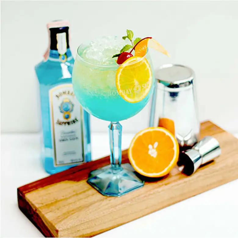 Fresh cool breeze by the sea. Bombay Sapphire, Blue...