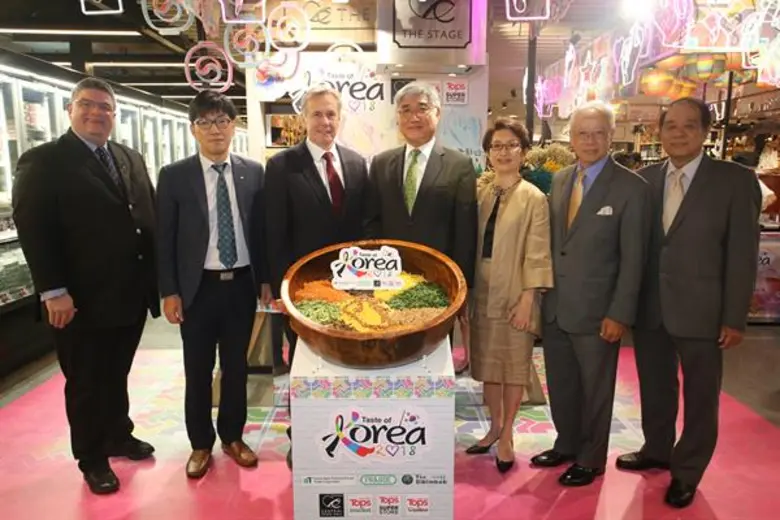 ฯพณฯ มร.โน กวังอิล (ที่ 4 จากซ้าย) เอกอัค...