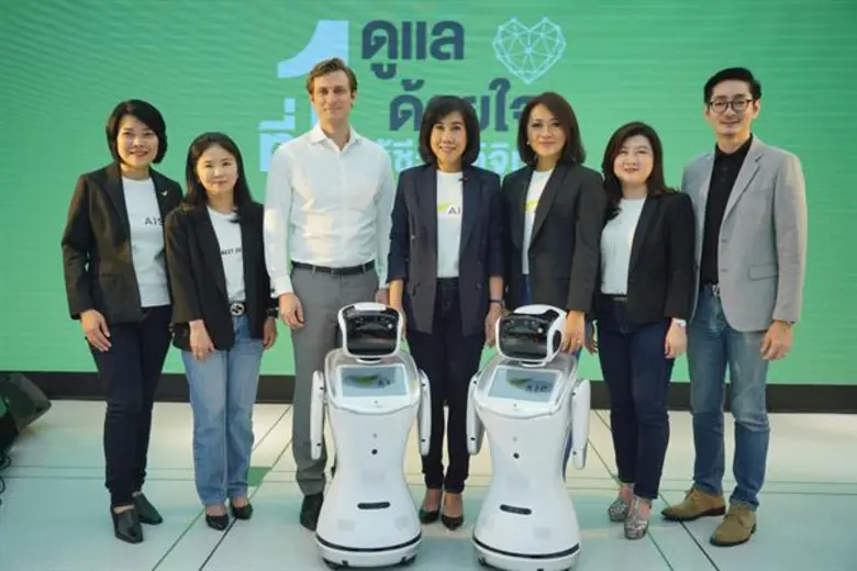 บุษยา สถิรพิพัฒน์กุล (คนกลาง) รองกรรมการผ...