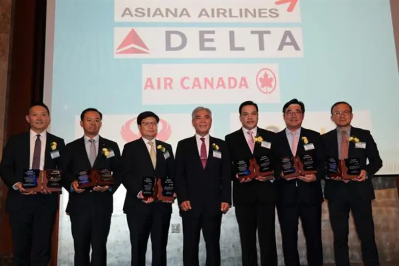 นายสุทธิโชค รอดลี้จิตร (ที่ 5 จากซ้าย) ผู...