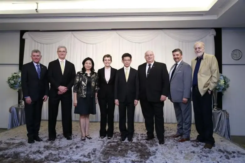 ดร.กอบศักดิ์ ภูตระกูล (ที่ 4 จากขวา) เป็น...