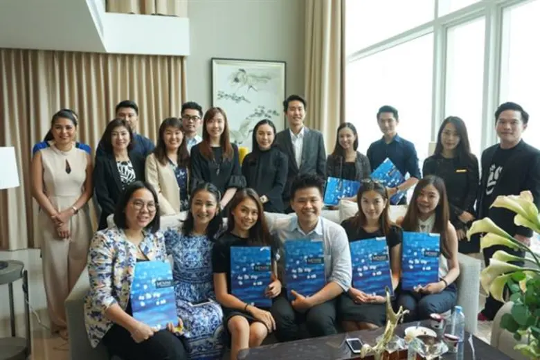 นายเดชโรจน์ ตั้งสิน (กลาง) กรรมการบริหาร ...