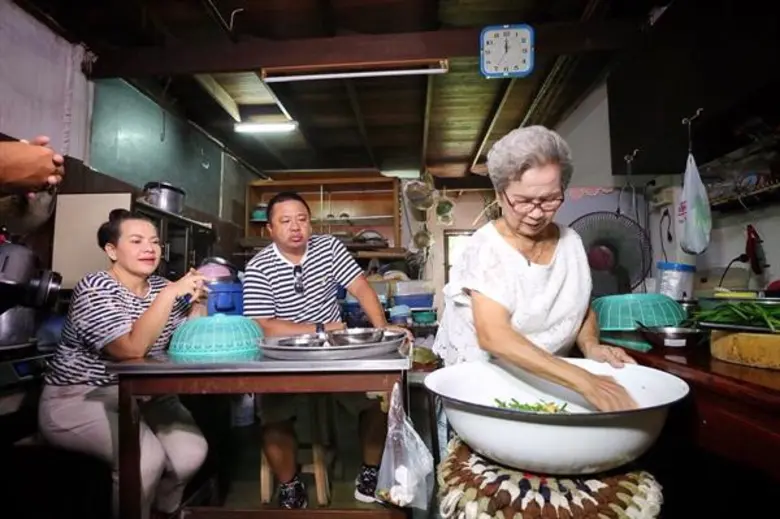 ทีวีไกด์: รายการ “แหม่มบ๊อบ LET’S GO” “แหม่ม - บ๊อบ” พาทัวร์ย่านฮิตสุดชิค ใน อ.พนัสนิคม จ.ชลบุรี