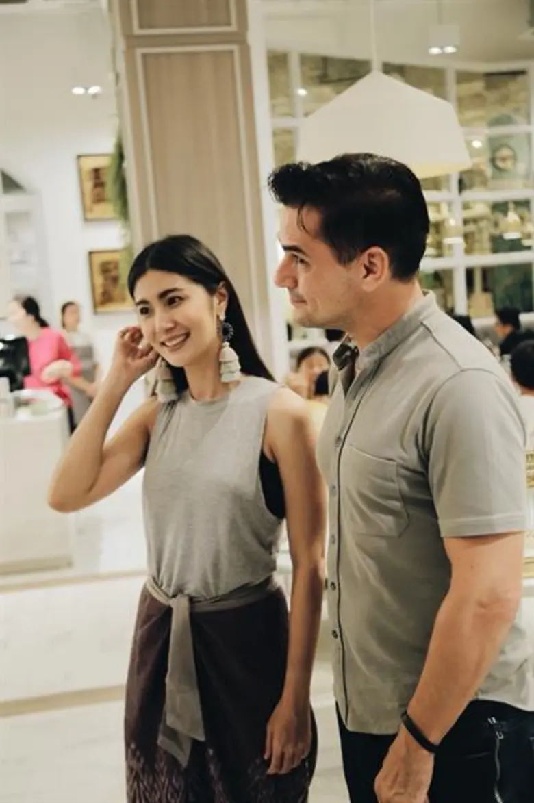 เที่ยวภาคกลางสไตล์ผู้หญิงๆ กับฝรั่งยิ้มกว...