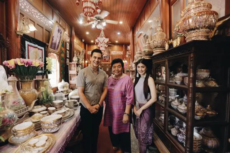 ทีวีไกด์: รายการ "หลงรักยิ้ม" ฝรั่ง “แดเนียล” พาสาว “จ๊ะจ๋า พริมรตา” สัมผัสความเป็นกุลสตรีสองยุค ณ จังหวัดสมุทรสาคร