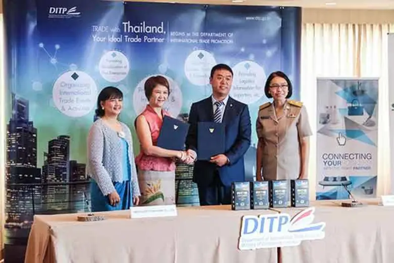 นางสาวชุติมา บุณยประภัศร (ที่ 4 จากขวา) ร...