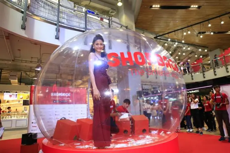 Gossip News: “ปุ๊กลุก ฝนทิพย์” ใจดี แจกเงินไม่อั้น สมฉายาเจ้าแม่ขาช้อป