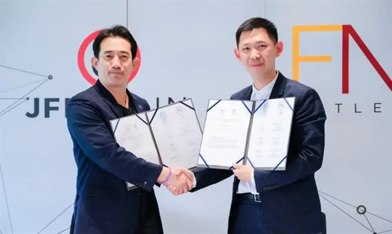 นายธนวัฒน์ เลิศวัฒนารักษ์ (ซ้าย) ประธานเจ...