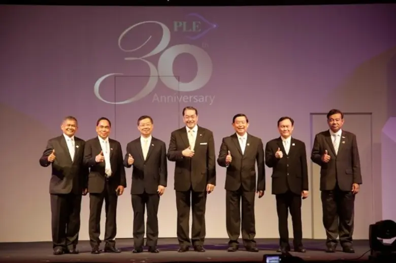 ศ.ดร.สุรเกียรติ เสถียรไทย (กลาง) และนายสุ...