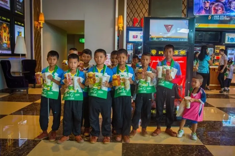 โรบินสัน ร่วมกับ มูลนิธิ เมเจอร์ แคร์ เปิดโลกกว้าง สร้างรอยยิ้ม เติมเต็มความสุขให้น้อง ในถิ่นทุรกันดาร จ.มุกดาหาร ในกิจกรรม 'โรบินสันทำดี...พาน้องดูหนัง รับเปิดเทอม'